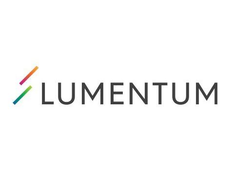  企業ロゴ。企業名「Lumentum」は光の単位を表す「Lumen」と、物理的な力や勢いを表す「Momentum」を組み合わせた名前です。