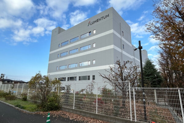  第二工場として高尾工場がございます（東京都八王子市東浅川町550-10）。高尾駅から徒歩約10分。