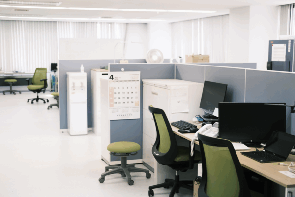 明るく開放的なオフィスで、エンジニアが自由にアイデアを形にしています。